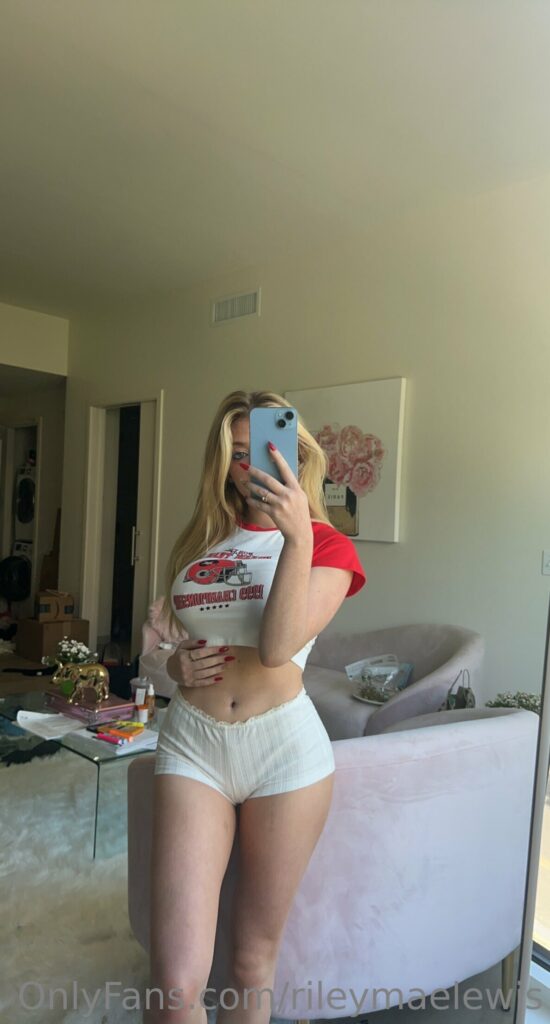 Pics-by-@onlyforfan_online0MYgu1p-550x1024 Rileymaelewis Nude